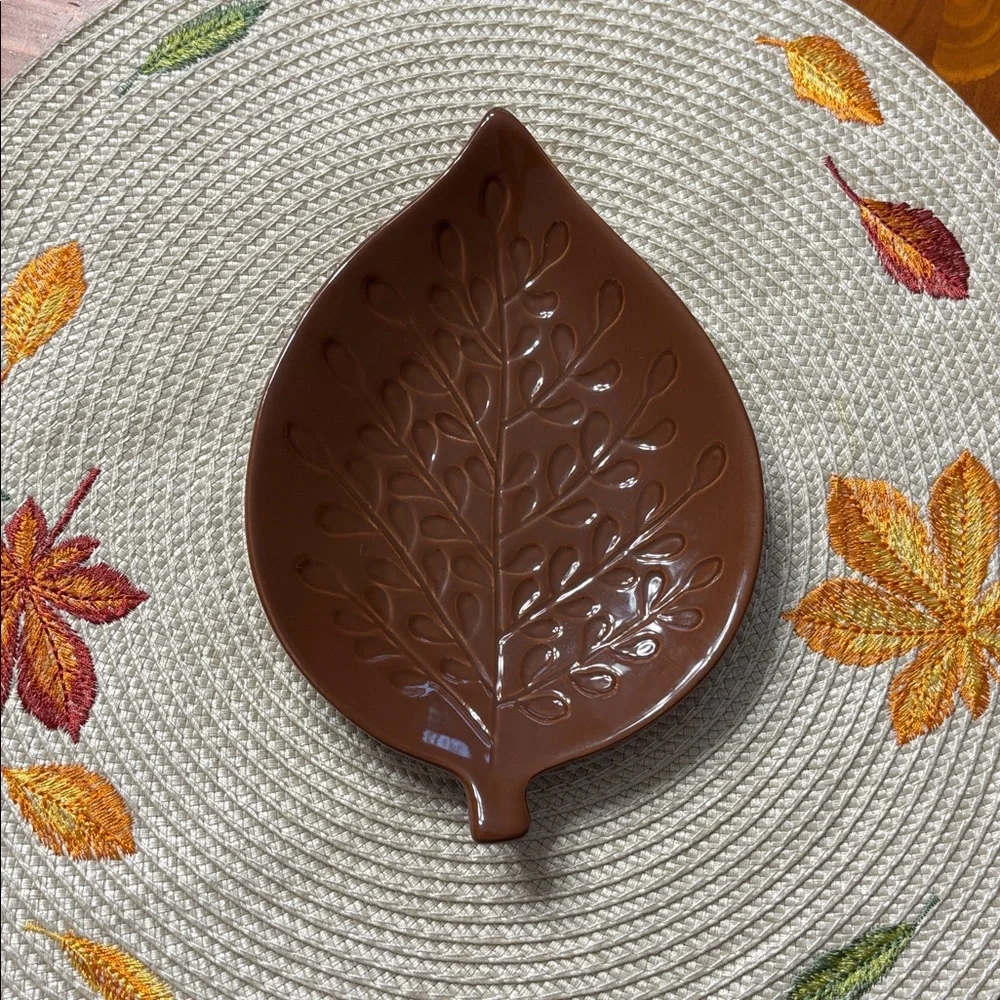 Crate & Barrel Leaf Shaped Appetizer Plates Fall Holiday Thanksgiving Set of 4